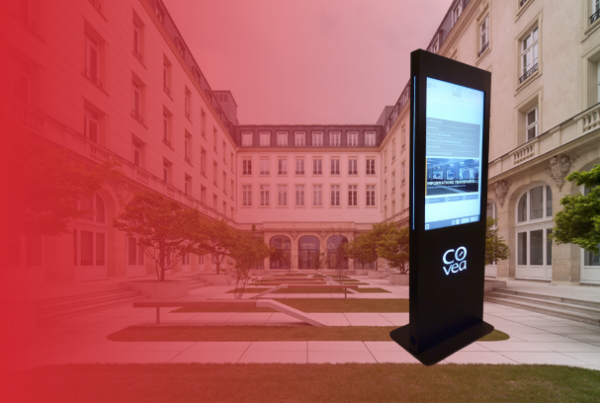 Multiple multi-touch wayfinding kiosks installed in Covéa’s Paris headquarters, displaying real-time information for employees and visitors.