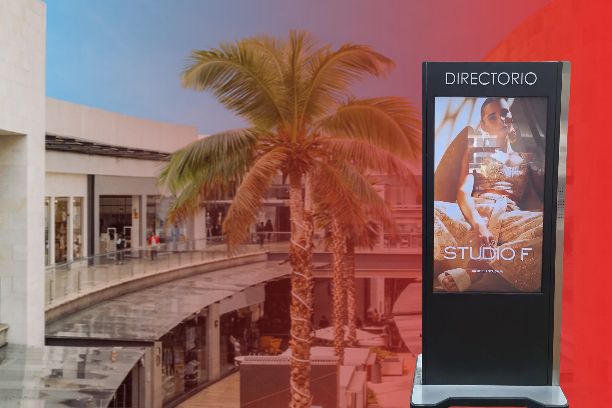 Kiosco interactivo de ViaDirect en el centro comercial Mundo E, México, con directorio digital y contenido publicitario.