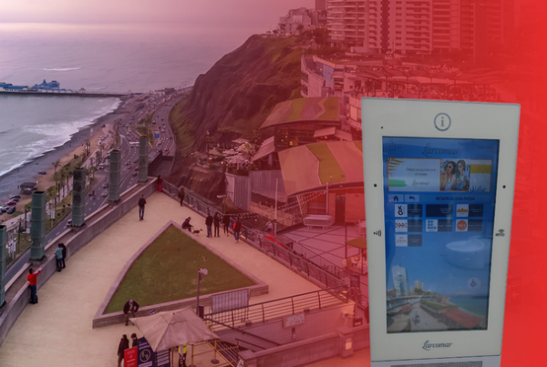Outdoor interactive wayfinding kiosk at Larcomar mall displaying ViaDirect’s 3D map and navigation interface.