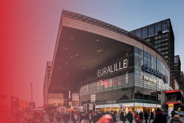 Image of the Euralille shopping center building with visitors