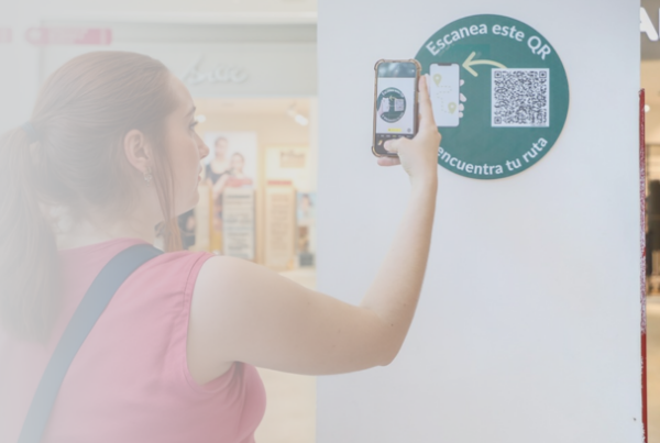 Visiteur scannant le QR code du plan mobile ViaDirect sur un sticker