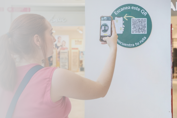 Visiteur scannant le QR code du plan mobile ViaDirect sur un sticker