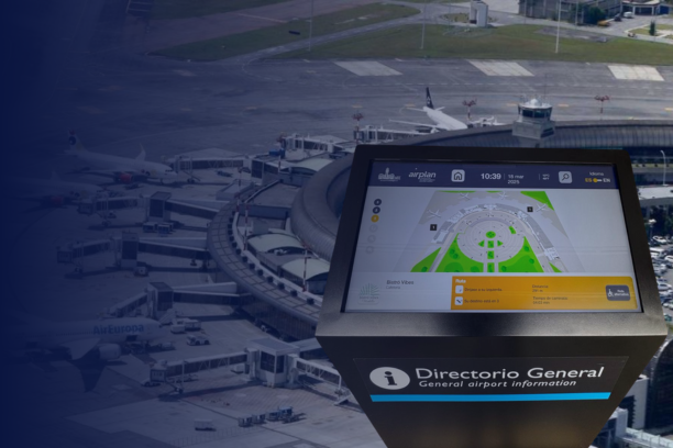 Kiosco de orientación digital ViaDirect en el Aeropuerto Internacional José María Córdova, ubicado en Rionegro, Colombia.