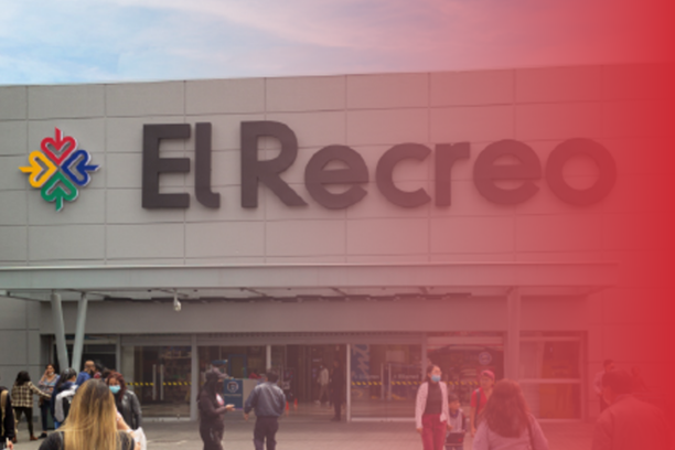 Vista del centro comercial El Recreo en Quito, Ecuador, con cinco niveles y más de 500 tiendas, primera instalación de orientación digital de ViaDirect en el país.