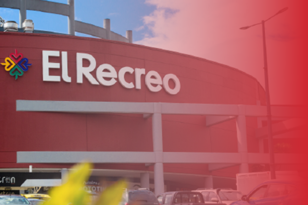 "Vista del centro comercial El Recreo en Quito, Ecuador, con cinco niveles y más de 500 tiendas, primera instalación de orientación digital de ViaDirect en el país.