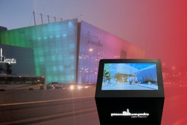 Kiosco interactivo de orientación digital ViaDirect en el centro comercial Paseo San Pedro, Monterrey.