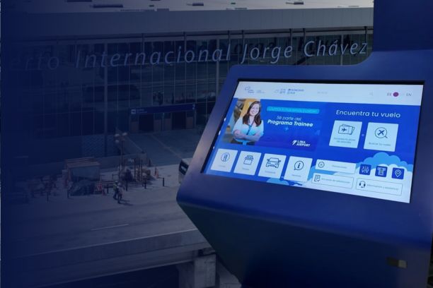 Pantalla interactiva de orientación digital instalada por ViaDirect en el nuevo Aeropuerto Internacional Jorge Chávez, mostrando información actualizada de vuelos y servicios.