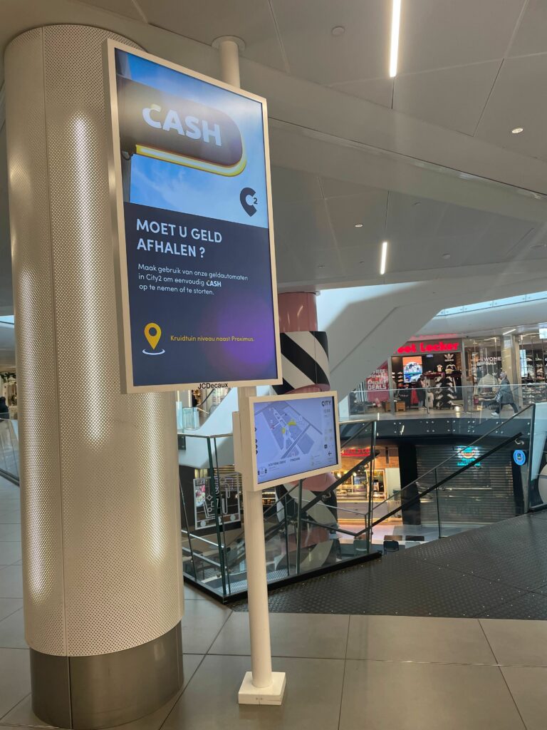 Borne interactive ViaDirect au centre commercial City2 à Bruxelles, installée par JCDecaux Belux.