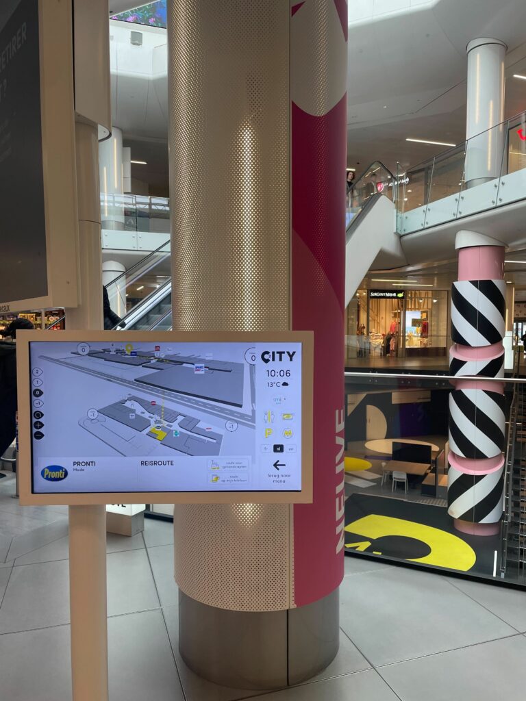 Borne interactive ViaDirect au centre commercial City2 à Bruxelles, installée par JCDecaux Belux.