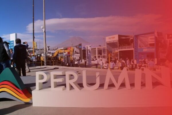 Entrada de PERUMIN 37 Convención Minera en Arequipa con visitantes y stands del evento al fondo.