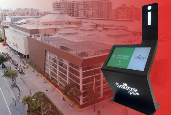 Kiosco interactivo de orientación digital de ViaDirect instalado en Salitre Plaza, Bogotá, frente a la fachada del centro comercial, mostrando la interfaz personalizada del proyecto.