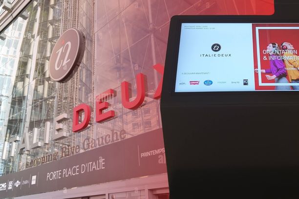 Borne d’orientation interactive ViaDirect installée dans le centre commercial Italie Deux à Paris.