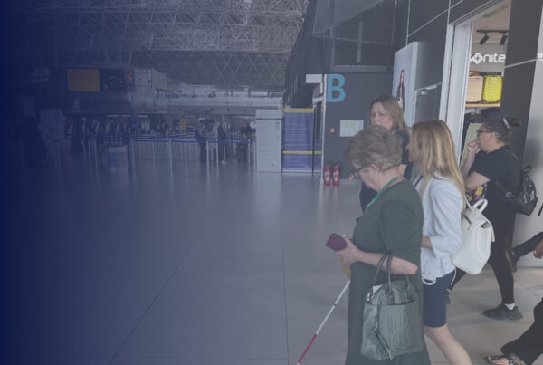 Pasajeros con discapacidad utilizando un aeropuerto, destacando la importancia de una navegación accesible y autónoma en las terminales.