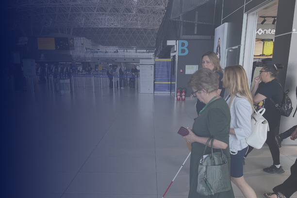 Pasajeros con discapacidad utilizando un aeropuerto, destacando la importancia de una navegación accesible y autónoma en las terminales.