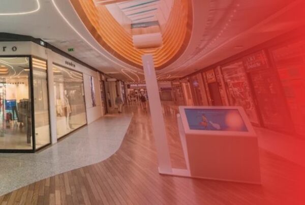 Kiosco interactivo de wayfinding digital en el centro comercial Cap 3000