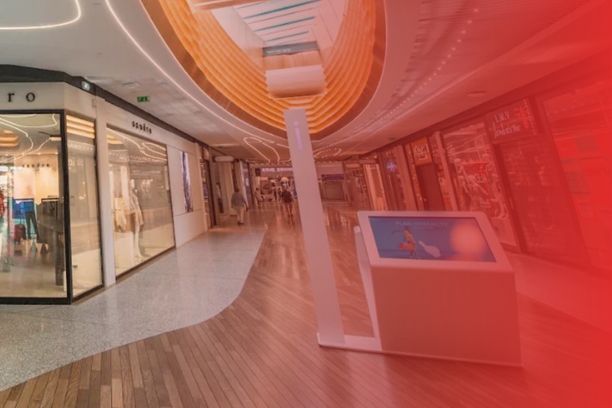 Kiosco interactivo de wayfinding digital en el centro comercial Cap 3000