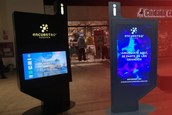Interactive wayfinding kiosk combining 3D indoor mapping and digital signage in a shopping center.