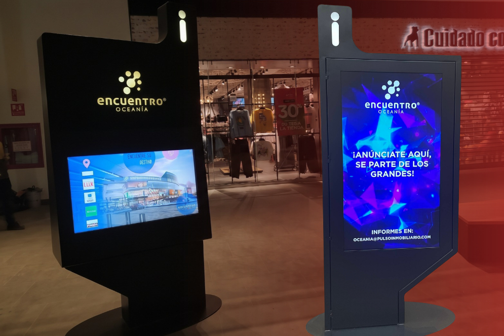 Interactive wayfinding kiosk combining 3D indoor mapping and digital signage in a shopping center.